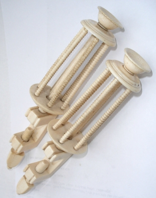 PAIR OF IVORY WINDING CLAMPS / SEWING ANTIQUE / NEEDLEWORK TOOLS